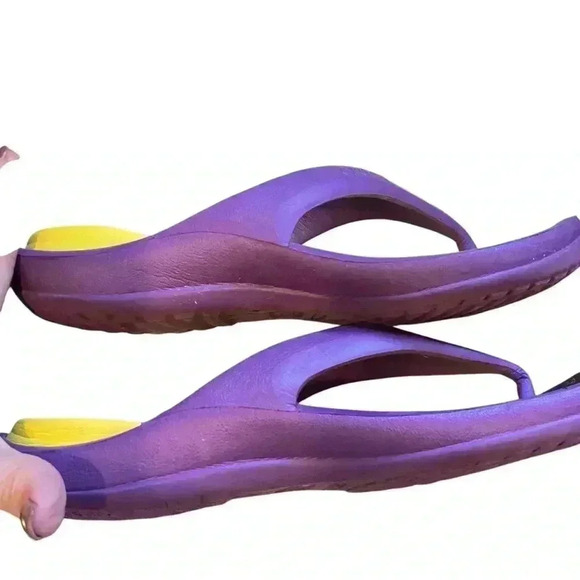 Crocs LSU Tigers Men’s 7 Women’s 9 Purple Yellow Flip Flop Thong Sandals Shoes - Picture 8 of 13